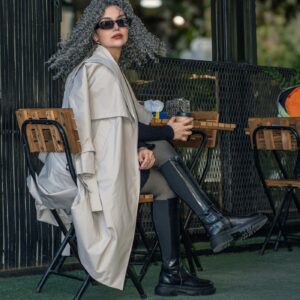 Boulevard 卡其長版風衣 情境圖 — SOLENNE