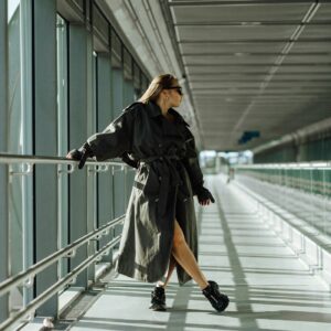 Ombre 黑色綁帶風衣 情境圖 — SOLENNE