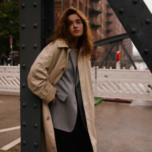 Boulevard 卡其長版風衣 — SOLENNE
