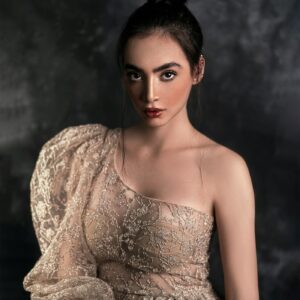 Aurore 手工蕾絲單肩禮服 — SOLENNE